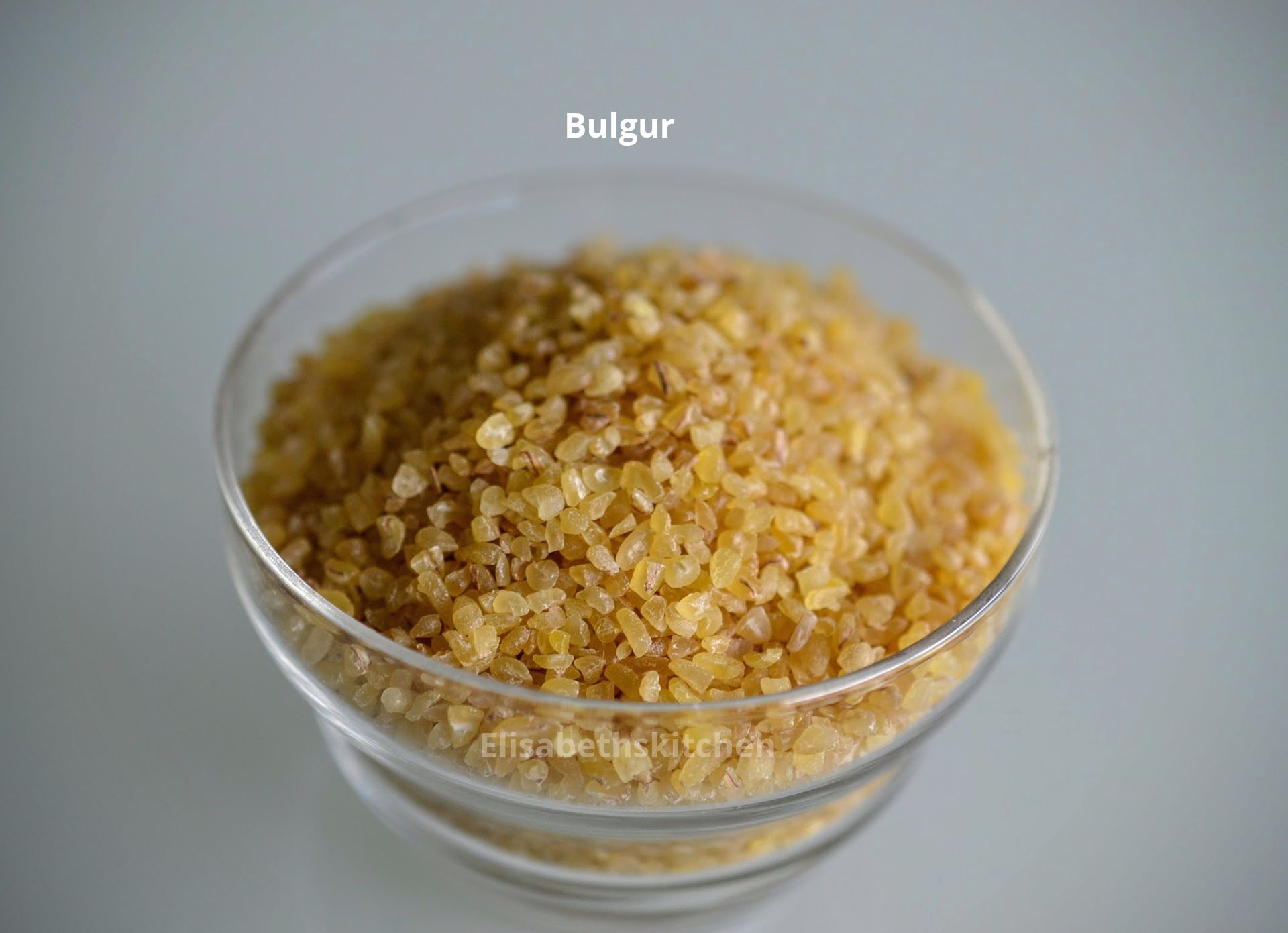 scroll snel door voor het recept Bulgur in een doorzichtige glazen kom, lichtbruine korrels.