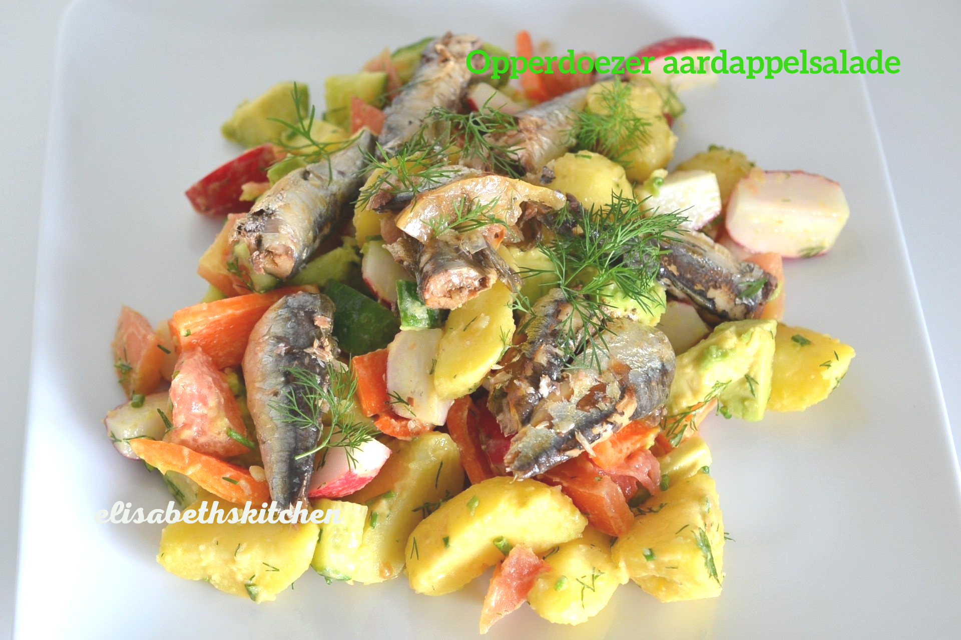 Aardappelsalade met sardines, kleurrijke groenten en dille op een wit bord.