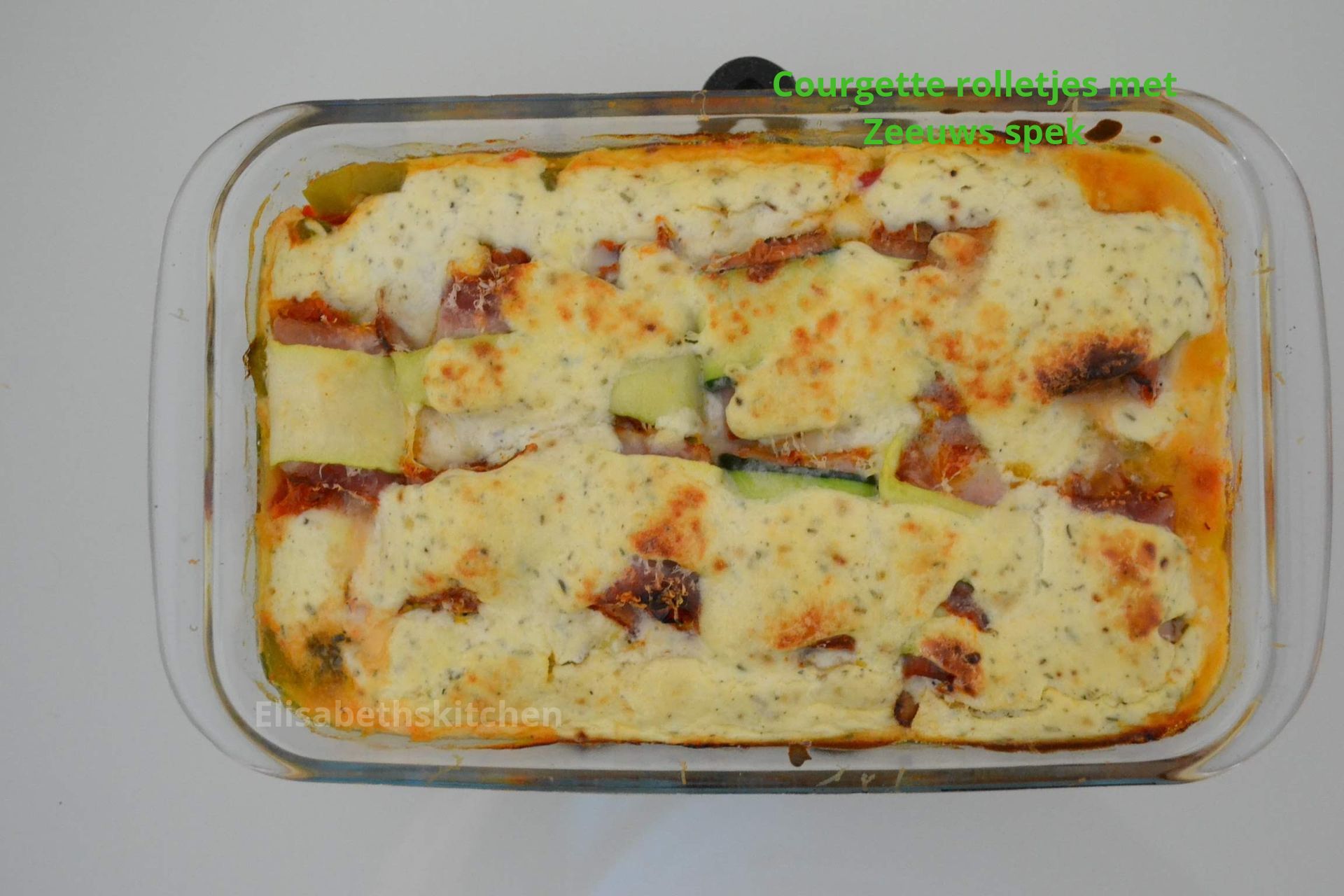 Ovenschotel in een doorzichtige glazen schaal, bedekt met een romige saus.