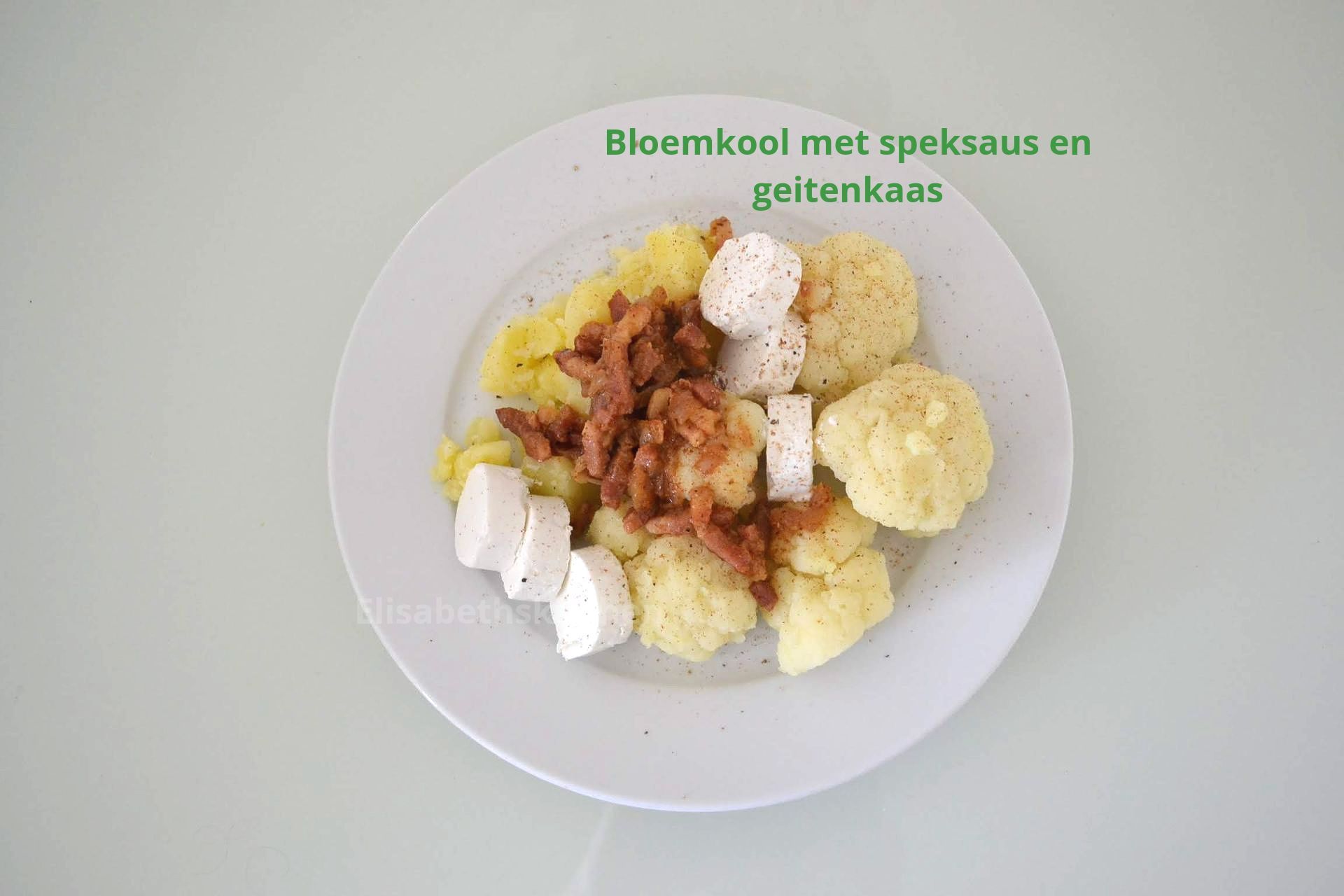Scroll verder voor het recept Bord met eten: bloemkool, aardappelpuree, speksaus en geitenkaas.