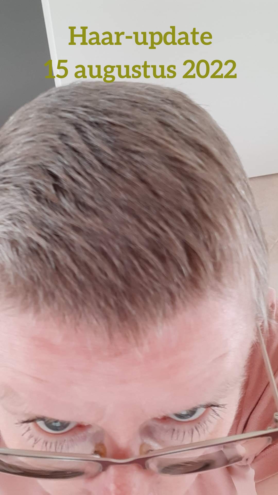 Close-up van een persoon met lichtgrijs haar en een bril. Tekstoverlay toont: