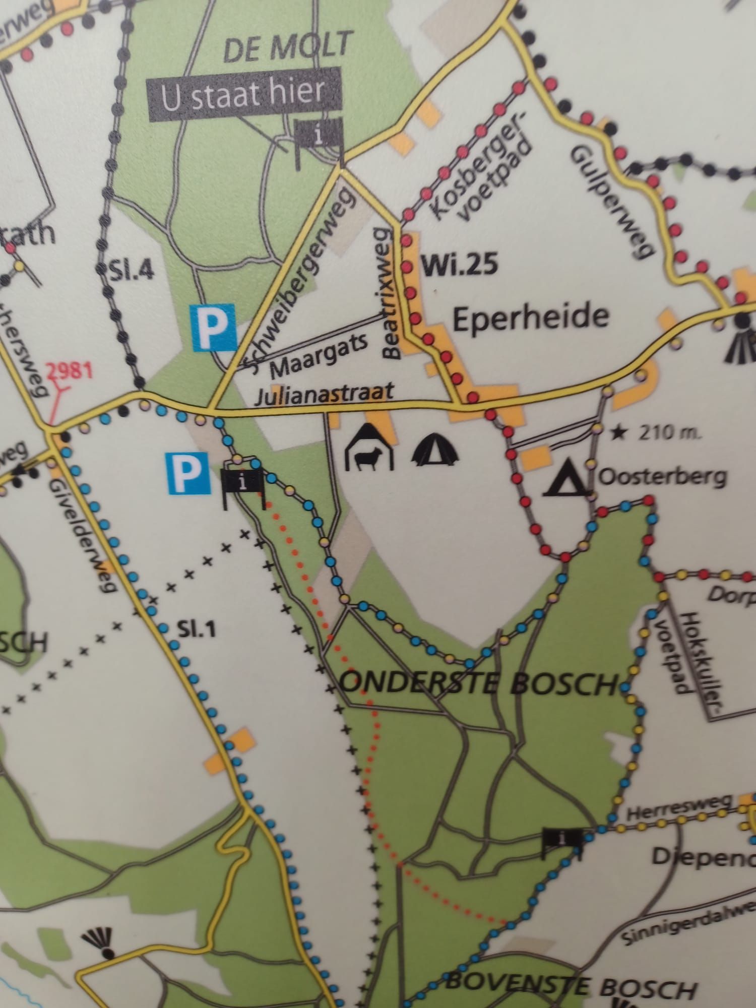 Plattegrond van Eperheide en omgeving met wegen, wandelpaden, parkeergelegenheid en een camping.