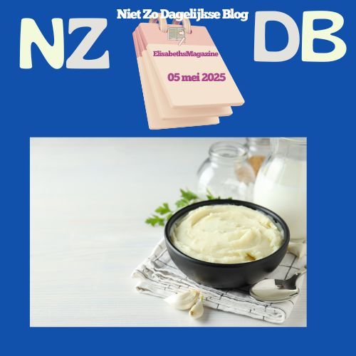 Aardappelpuree in een zwarte kom op een witte ondergrond met de tekst