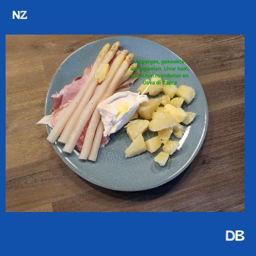 Een bord met witte asperges, ham, kaas en aardappelen.