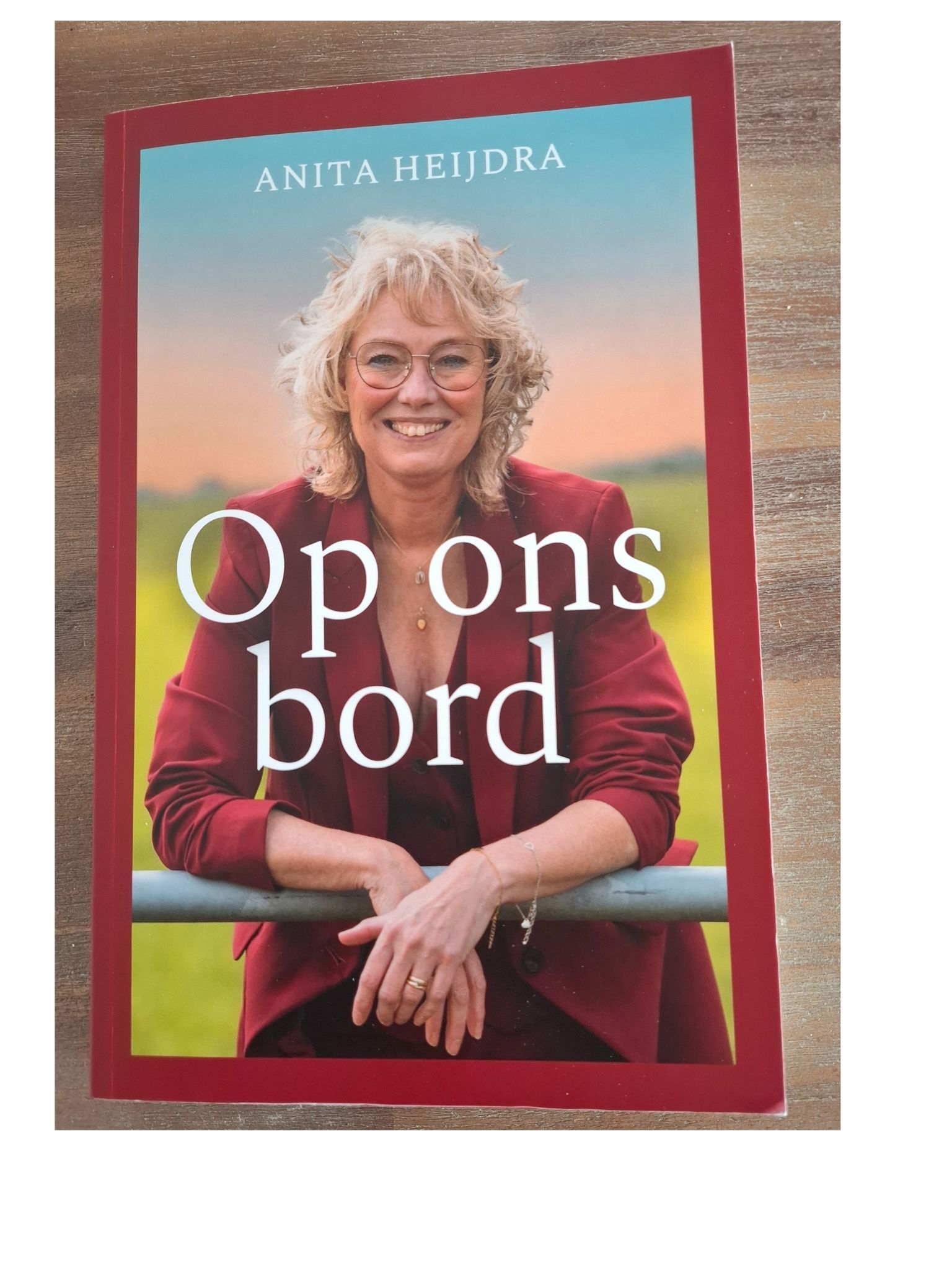 Boekcover met een lachende vrouw en de tekst