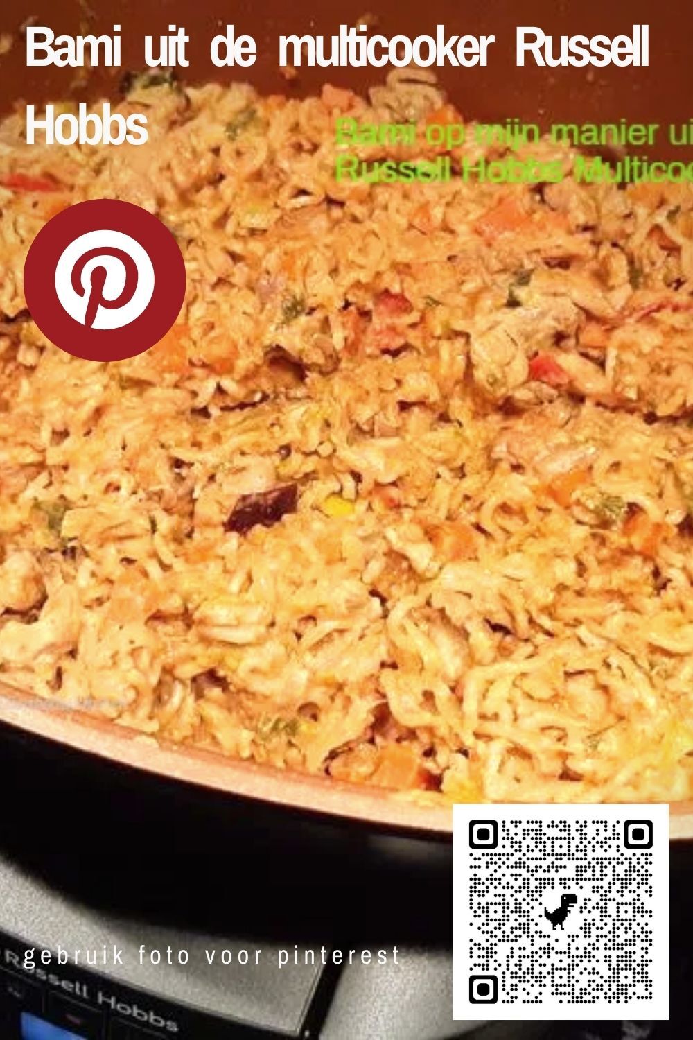 Bami-gerecht uit een Russell Hobbs multicooker. Bruine noedels met groenten. Pinterest-logo. QR-code.