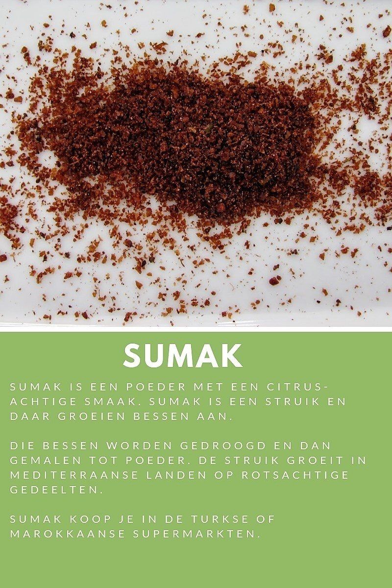 Een hoop roodbruine gemalen sumak op een witte ondergrond, met tekst over sumak in het Nederlands.