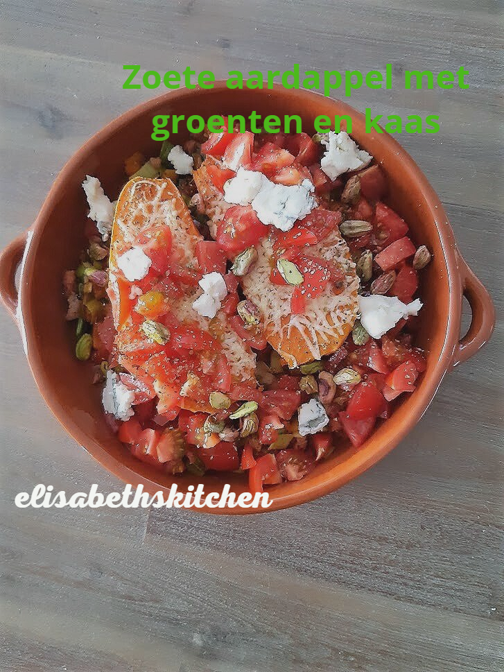 verder op de pagina staat het recept Een kom met gesneden groenten, brood, kaas en pistachenoten.