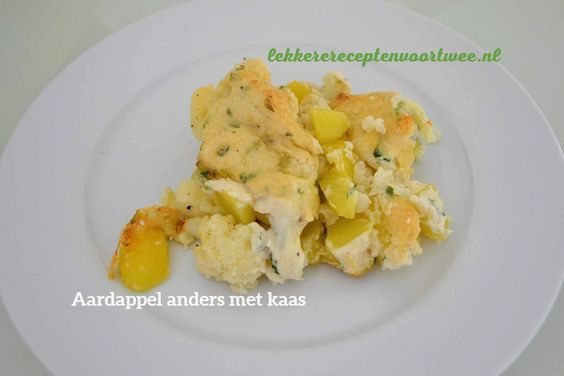 Aardappelgerecht met kaas op een wit bord.