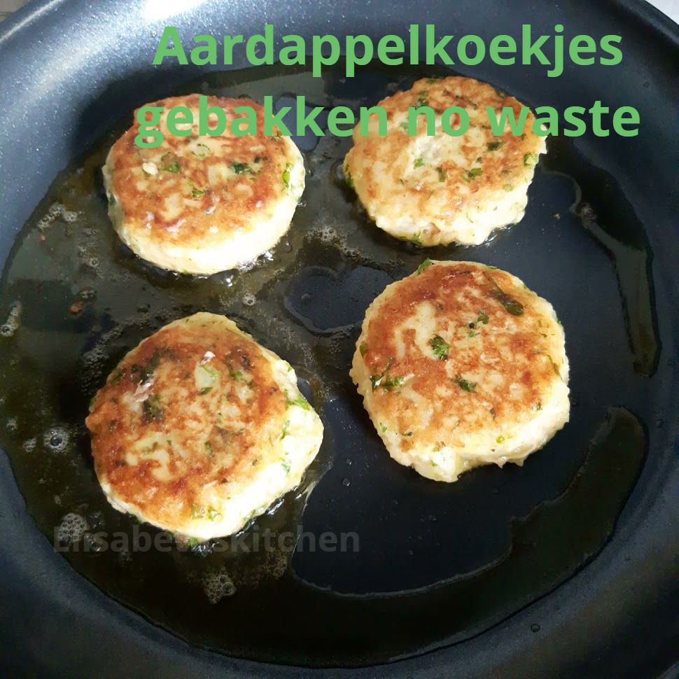Scroll verder voor het recept Vier gebakken aardappelkoekjes in een pan.