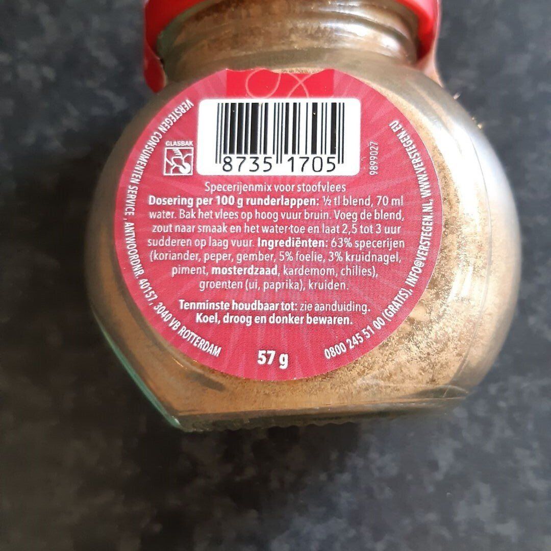 Een potje specerijen met een rood etiket waarop de productdetails zichtbaar zijn. Het potje bevat een bruin poeder en weegt 57 gram.