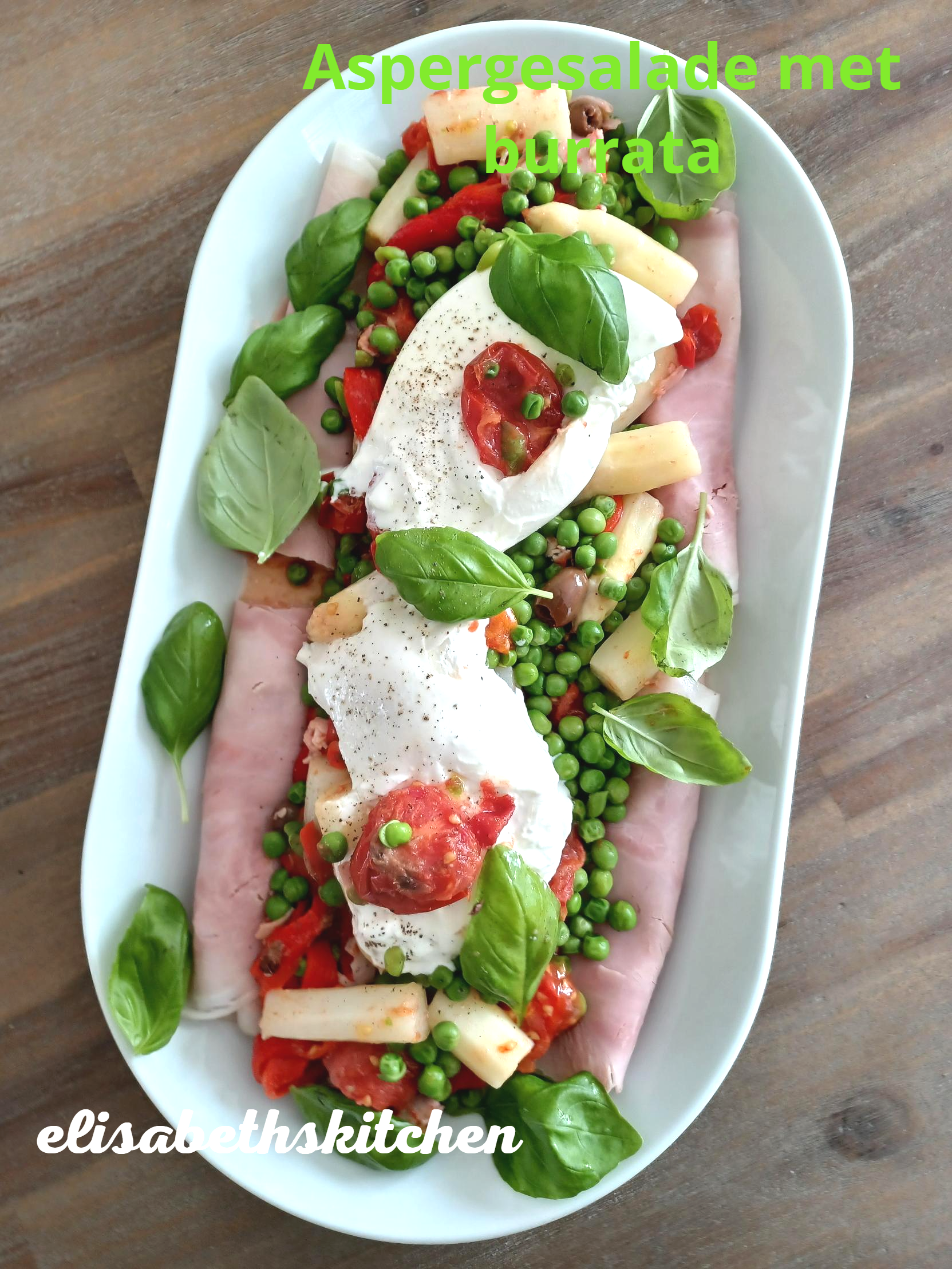 Witte schotel met ham, asperges, erwten, tomaat en burrata met basilicum.