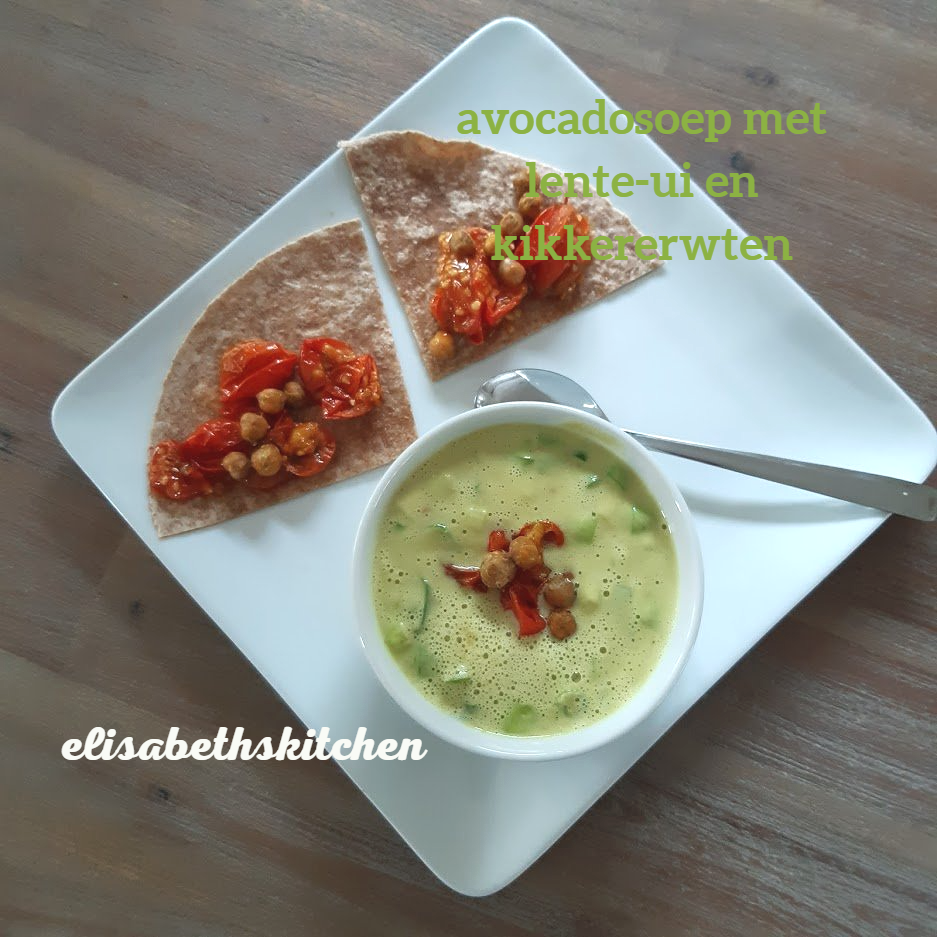 Avocadosoep met lente-ui en kikkererwten op een wit bord met tortilla's.