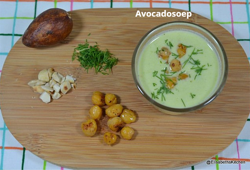 Verderop de pagina staat het recept Avocadosoep: romige groene soep in een kom, gegarneerd met kruiden en croutons op een houten plank, samen met avocado.