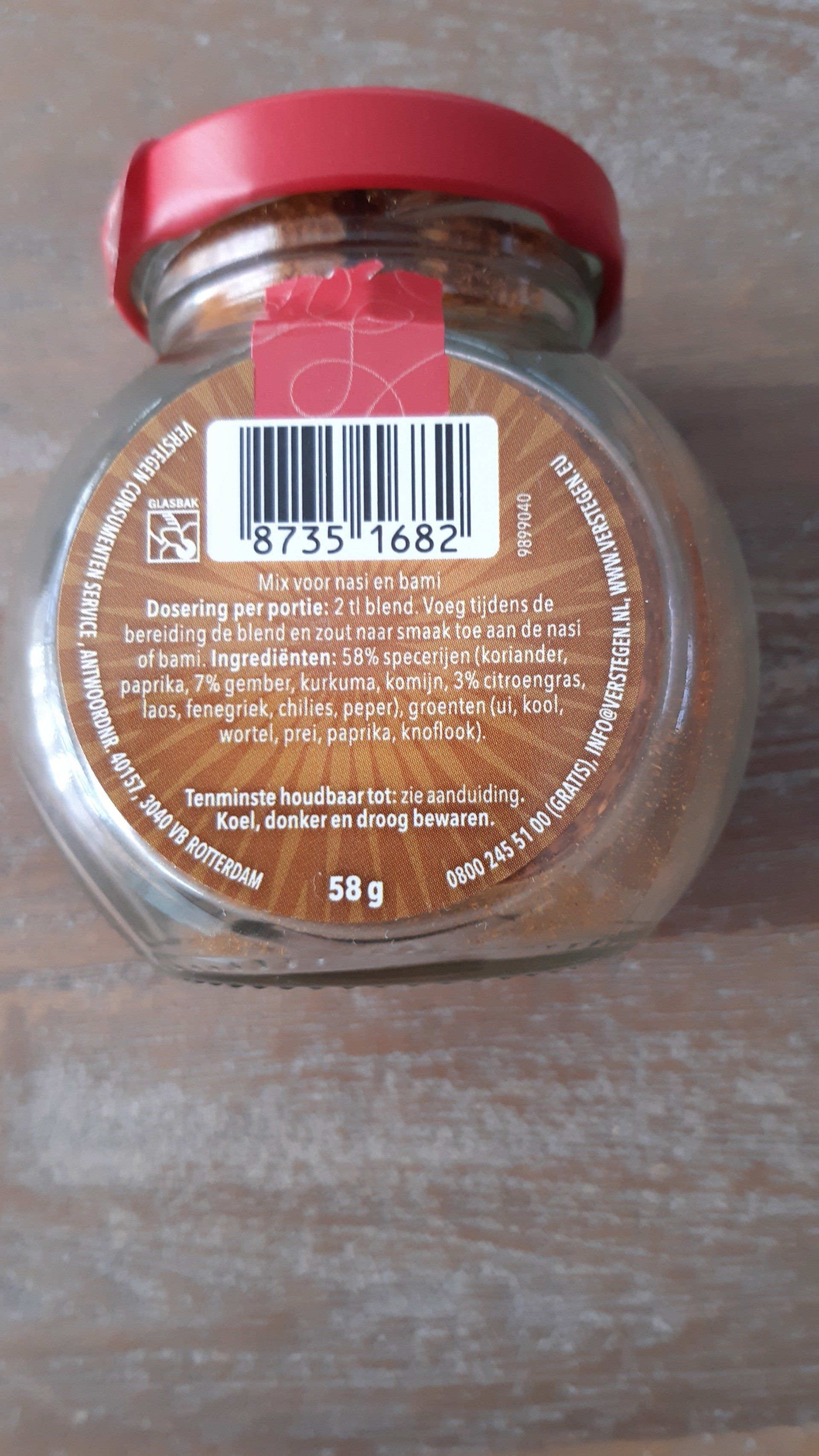 scroll verder voor het recept Een glazen pot met kruiden, van achteren gezien, met een rood deksel en een barcode-etiket.