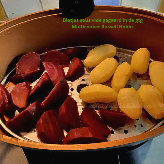 Bieten en aardappelen worden gestoomd in een Russell Hobbs multicooker.