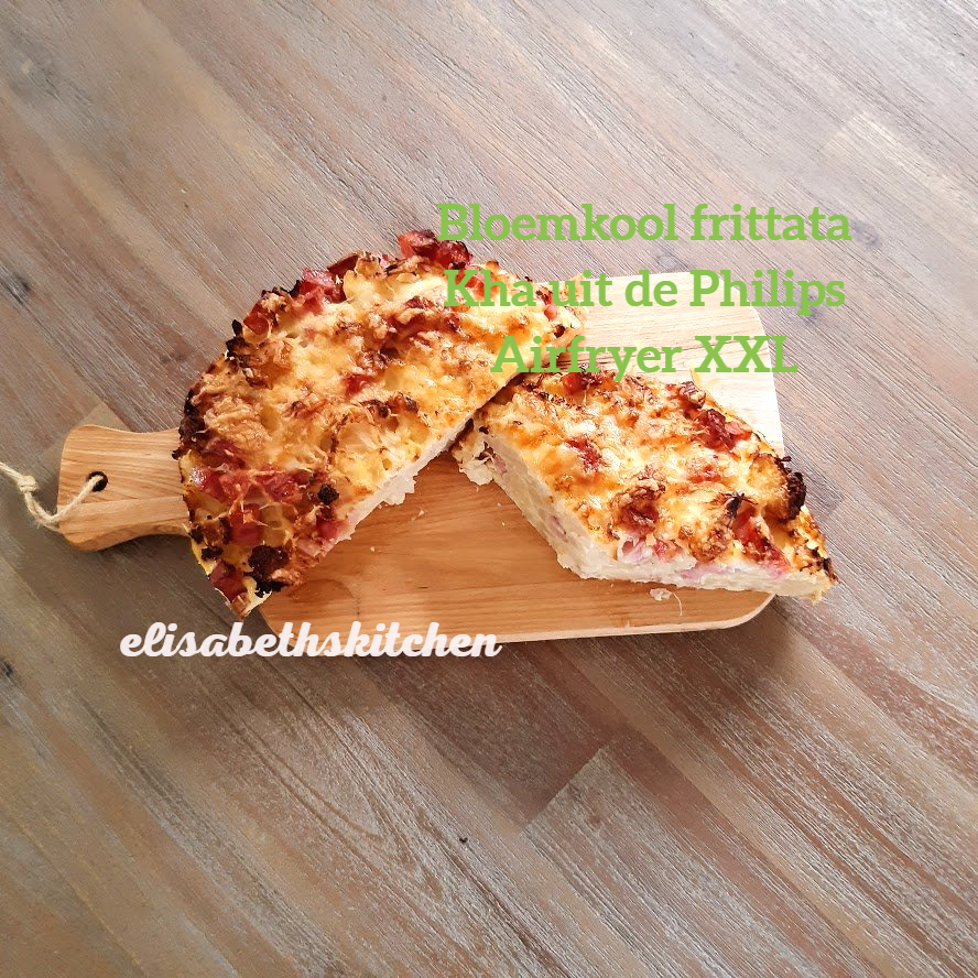 Bloemkoolfrittata, bereid in een airfryer, op een houten plank.