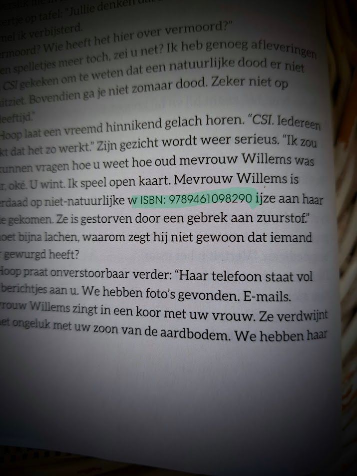 Een open bladzijde uit een boek met gedrukte tekst en een groen gemarkeerd nummer.