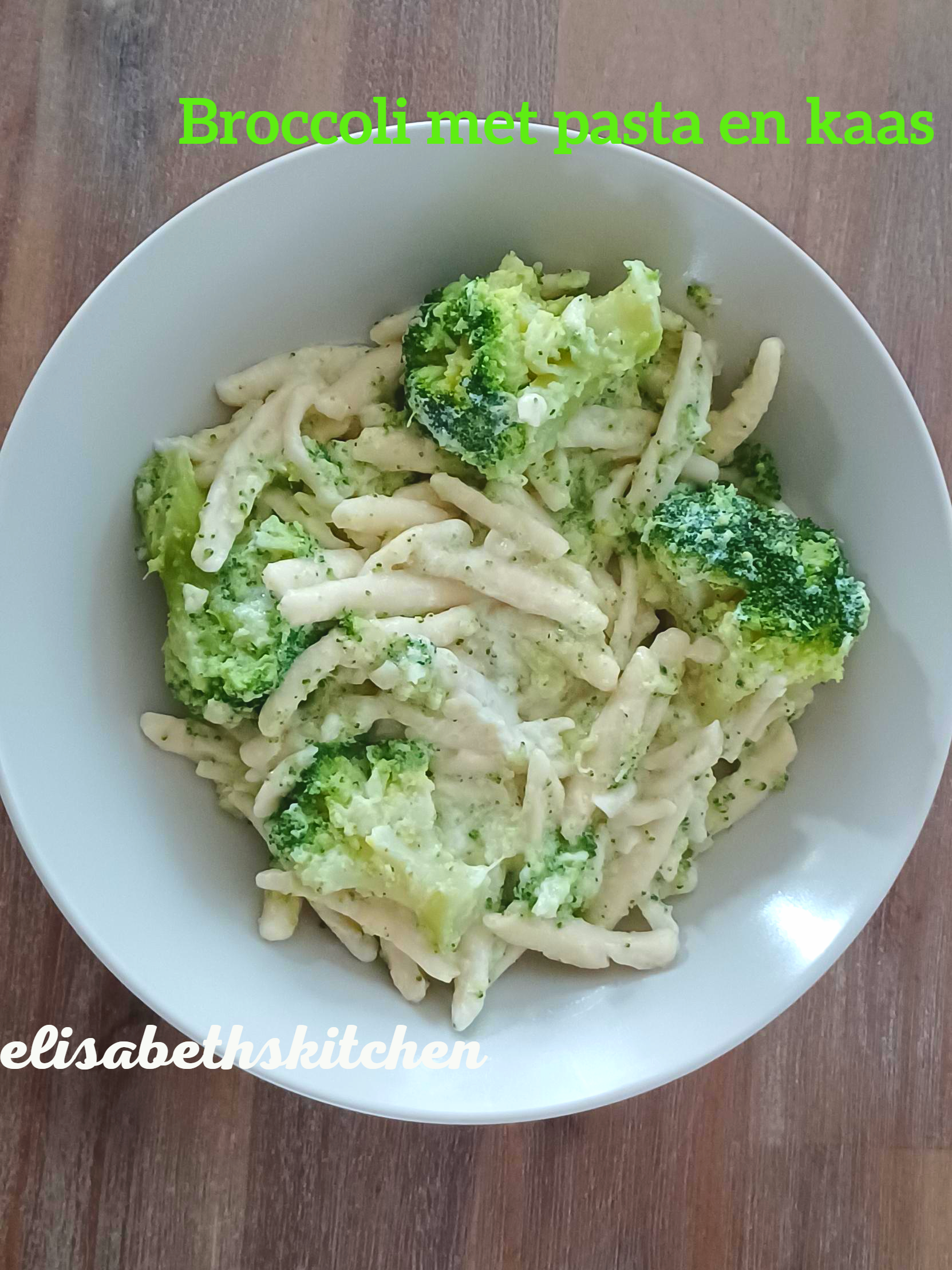 verder op de pagina staat het recept Broccolipasta in een witte kom op een houten tafel. Broccoliroosjes en romige kaassaus.