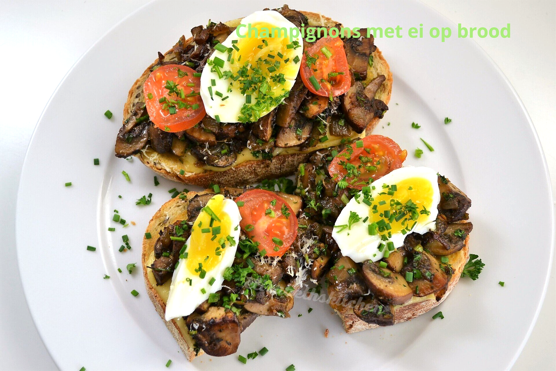 Toast belegd met champignons, tomaten en plakjes ei, gegarneerd met peterselie.