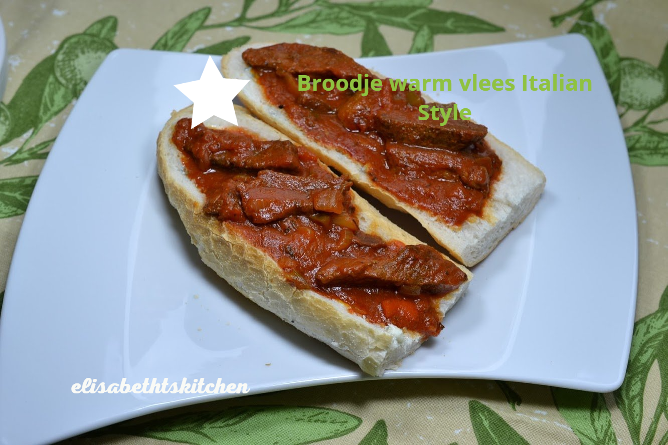 Twee open sandwiches met warm vlees en saus op een wit bord.