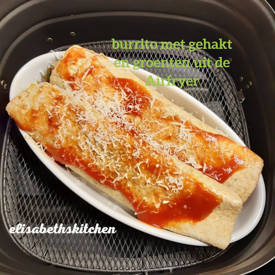 Twee burrito's in een witte schaal, bedekt met rode saus en geraspte kaas, bereid in een airfryer.