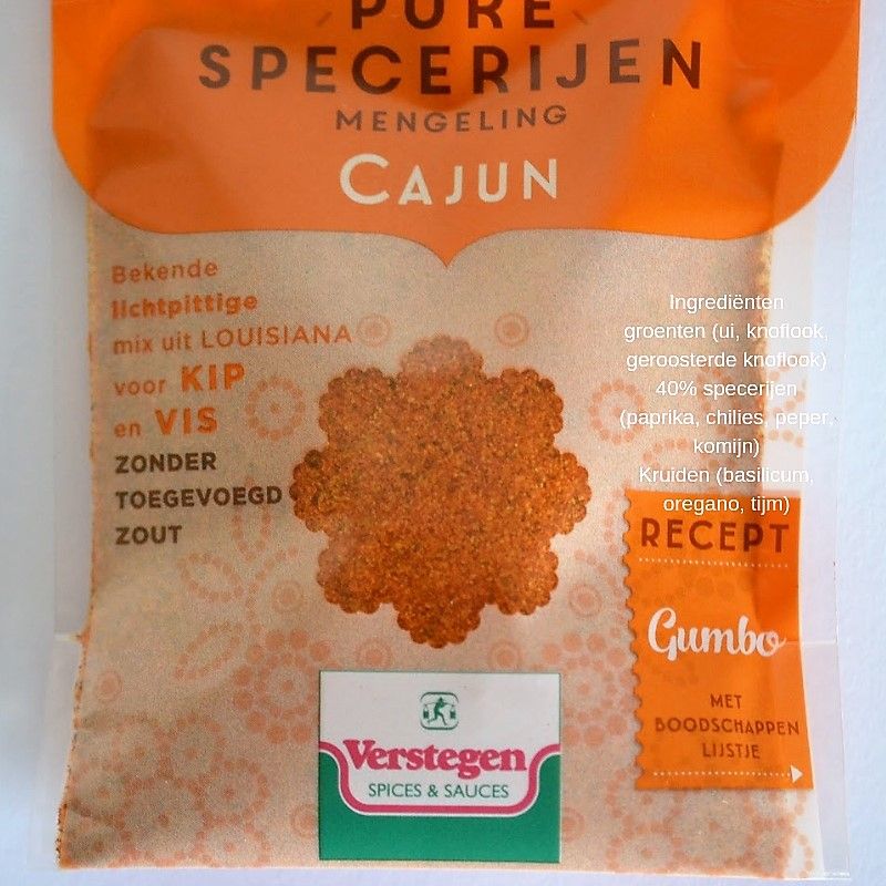 Pakket met Cajun-kruidenmix in oranje en bruine kleuren, inclusief een recept voor gumbo.