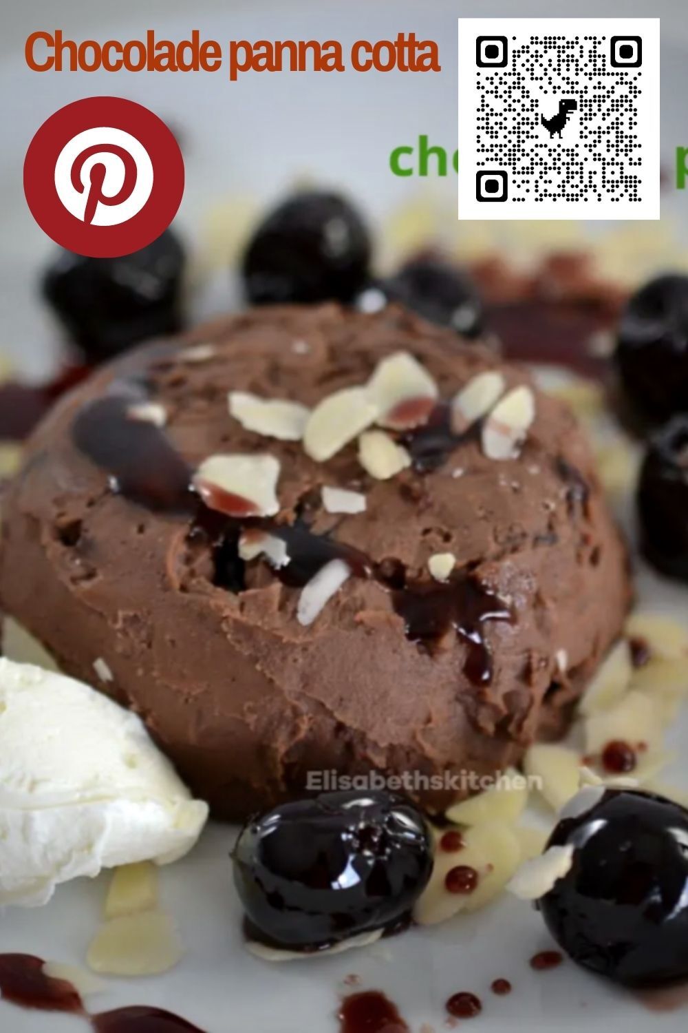 gebruik deze foto om op te slaan op je pinterestpagina Chocolade panna cotta dessert met kersen, amandelen en saus.