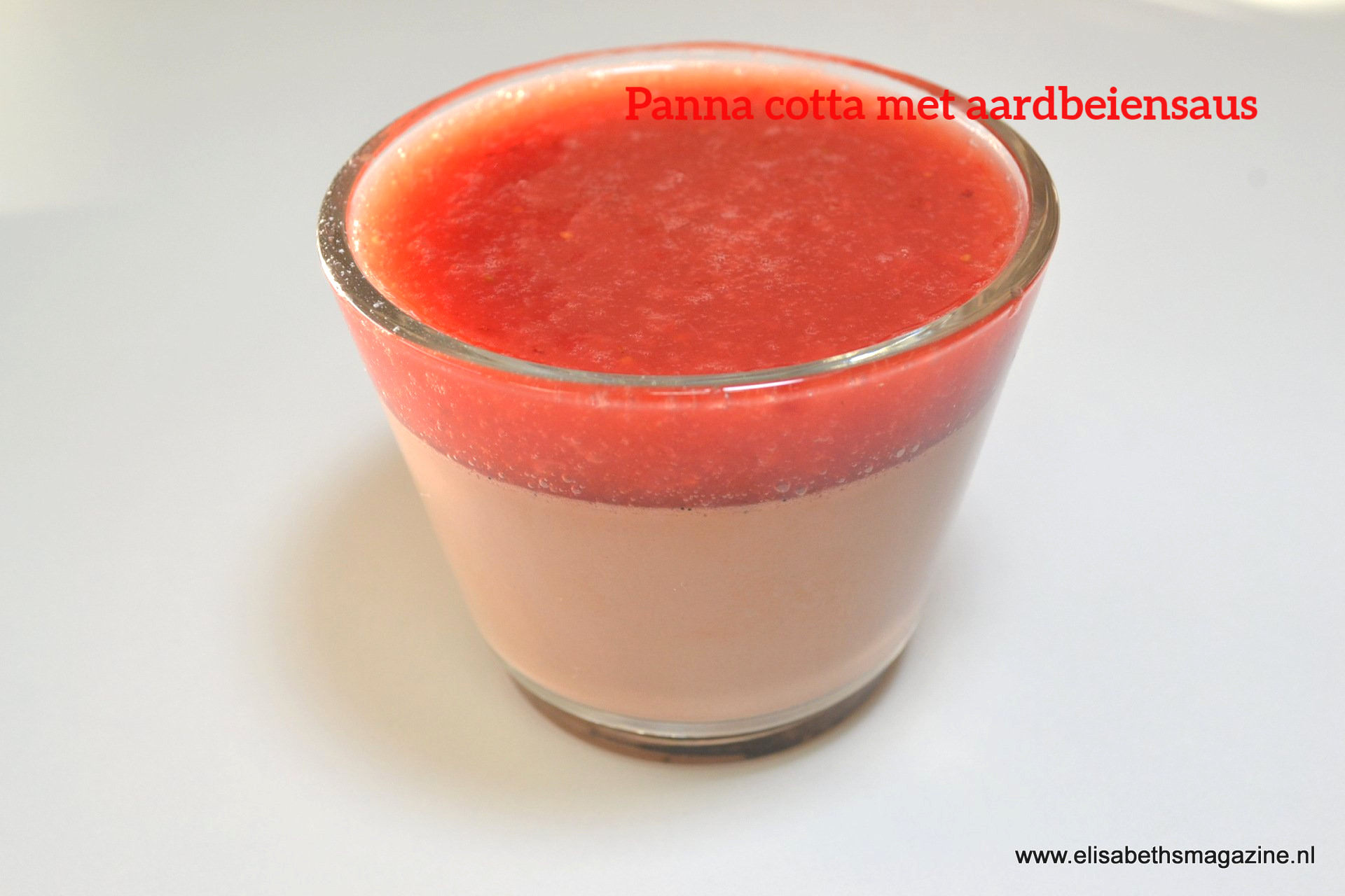 Panna cotta met aardbeiensaus in een glas; roze en rode laagjes, helder, dessert.
