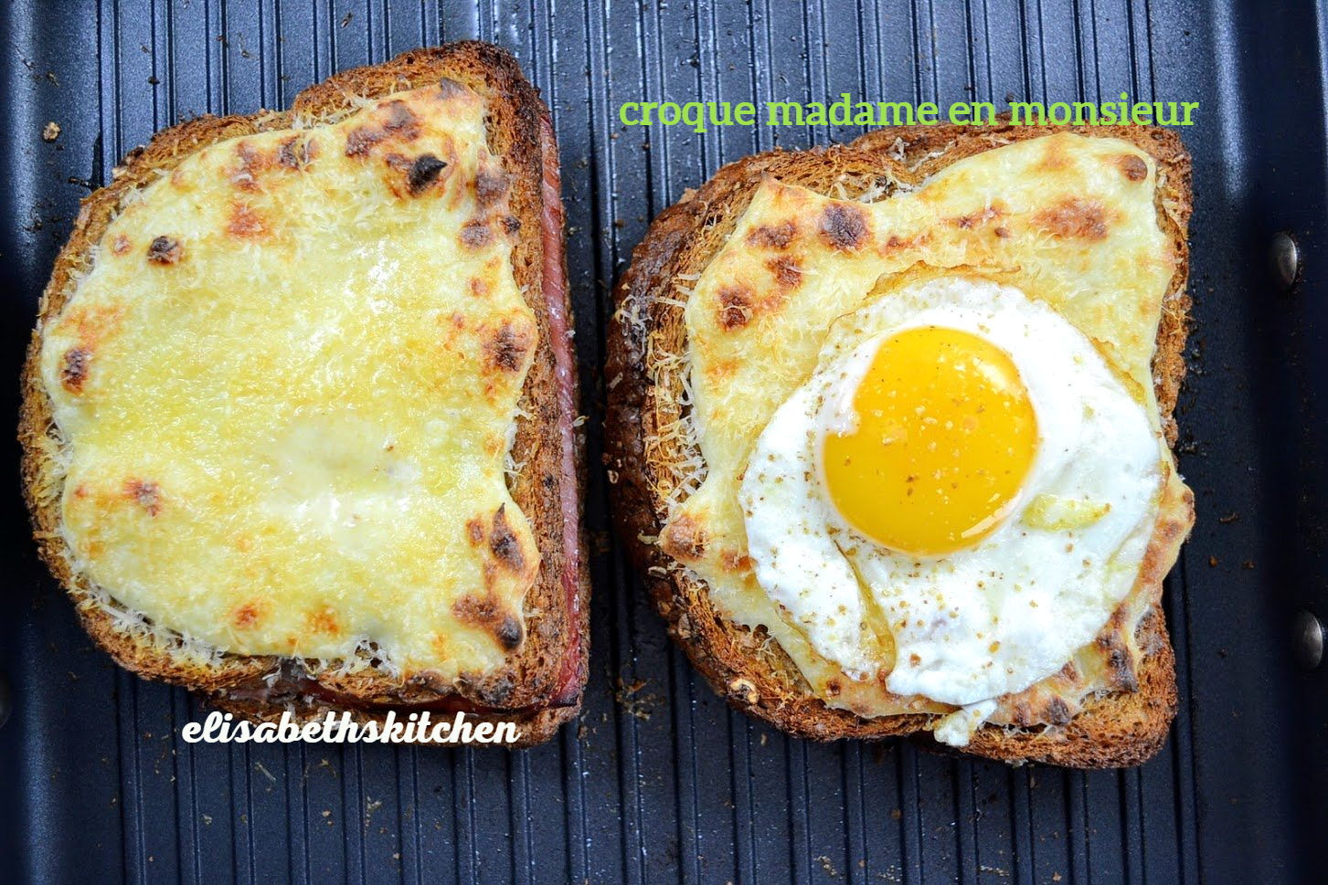 Twee croque madame-sandwiches, waarvan één met een gebakken ei, op een grillpan.