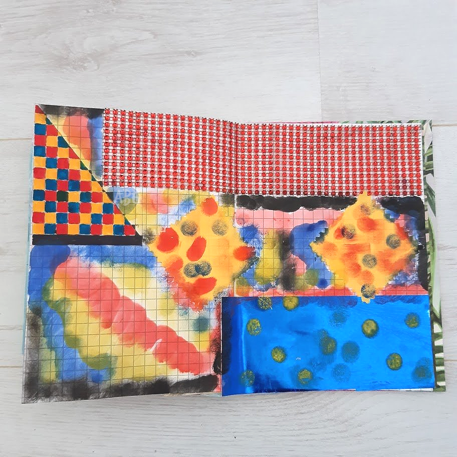 Abstract kunstwerk met kleurrijke geometrische vormen en patronen op een open boek.