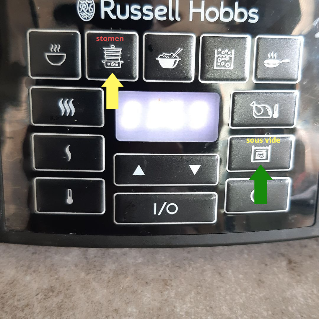 Detailopname van een bedieningspaneel van een Russell Hobbs-apparaat, waarbij de knoppen