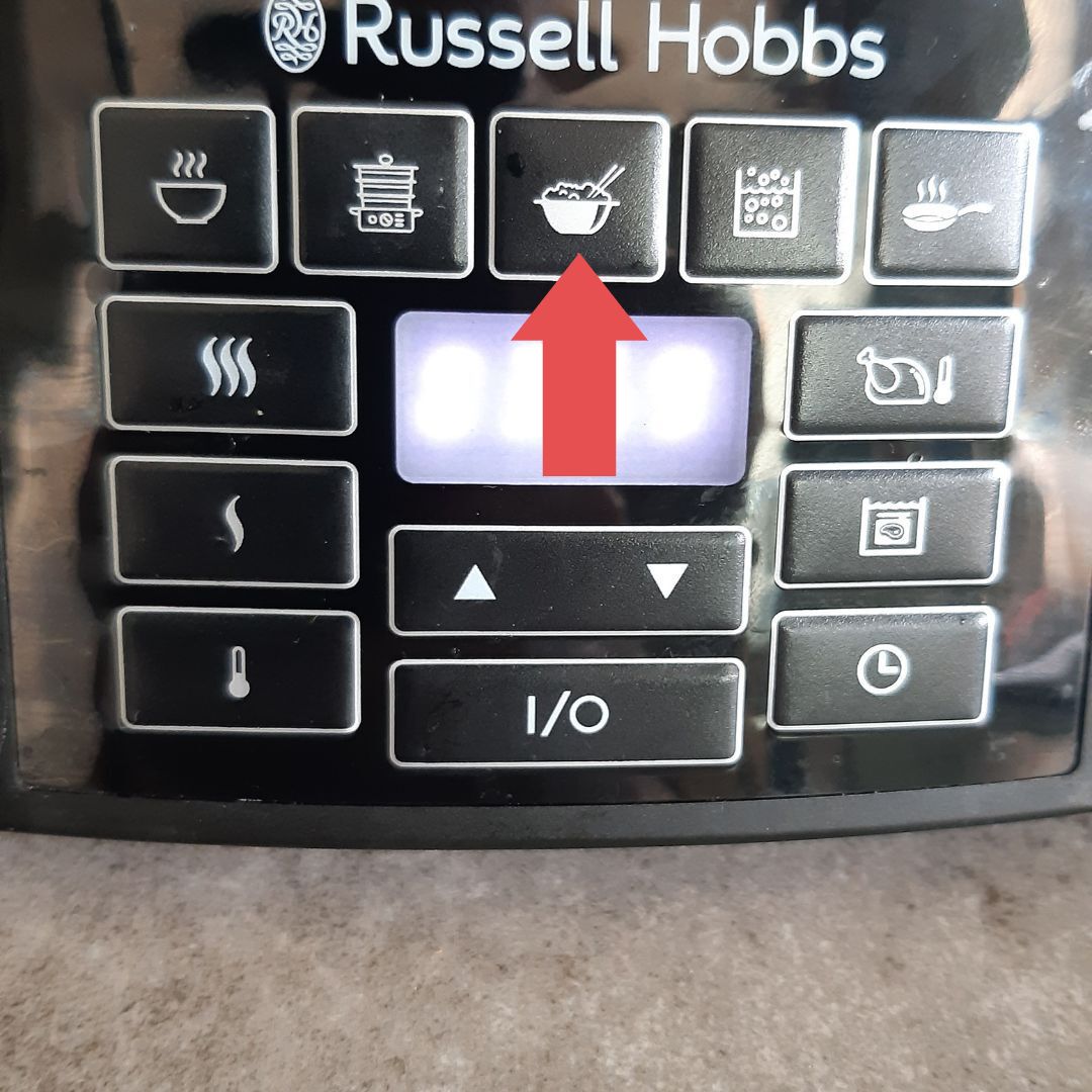 Close-up van een bedieningspaneel van een Russell Hobbs-apparaat, met de