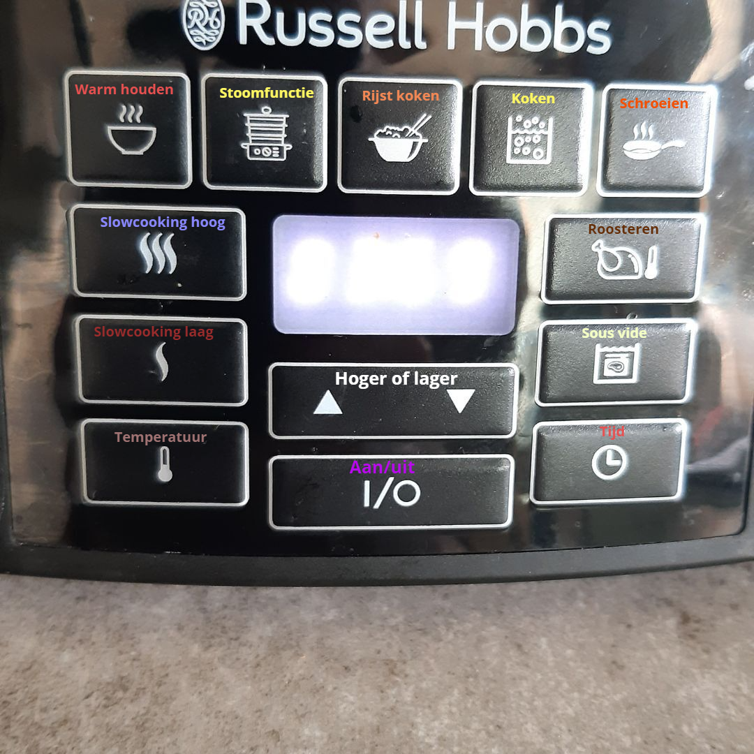 Detailopname van het bedieningspaneel van een Russell Hobbs multicooker. De knoppen omvatten opties voor warmhouden, stomen, slowcooken, bakken en sauteren.