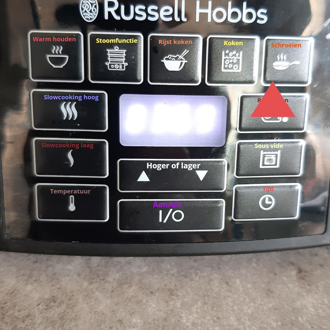 Zwart bedieningspaneel van een Russell Hobbs-apparaat met knoppen, een digitaal display en een rode indicator.