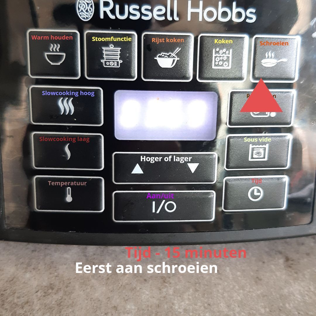 Zwart bedieningspaneel van een Russell Hobbs multicooker. 