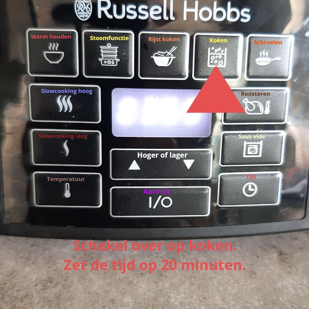 Detailopname van het bedieningspaneel van een Russell Hobbs-fornuis, met de optie 