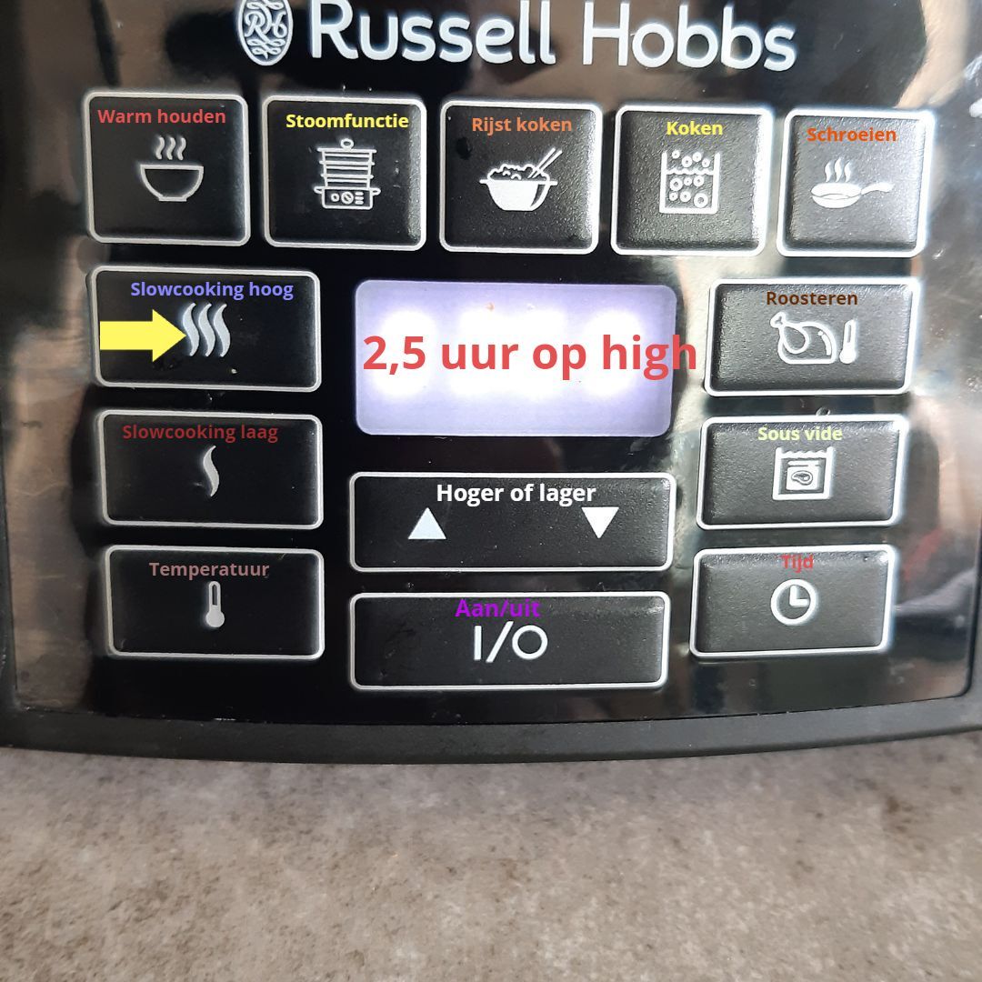 Close-up van het bedieningspaneel van een Russell Hobbs slowcooker met de melding