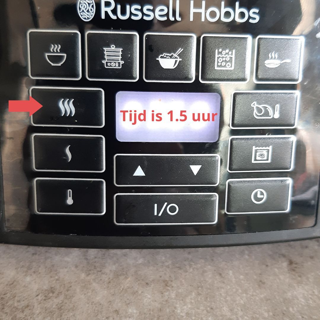 Detailopname van het bedieningspaneel van een Russell Hobbs-apparaat, met de stoomstand gemarkeerd en een timer die 1,5 uur aangeeft.