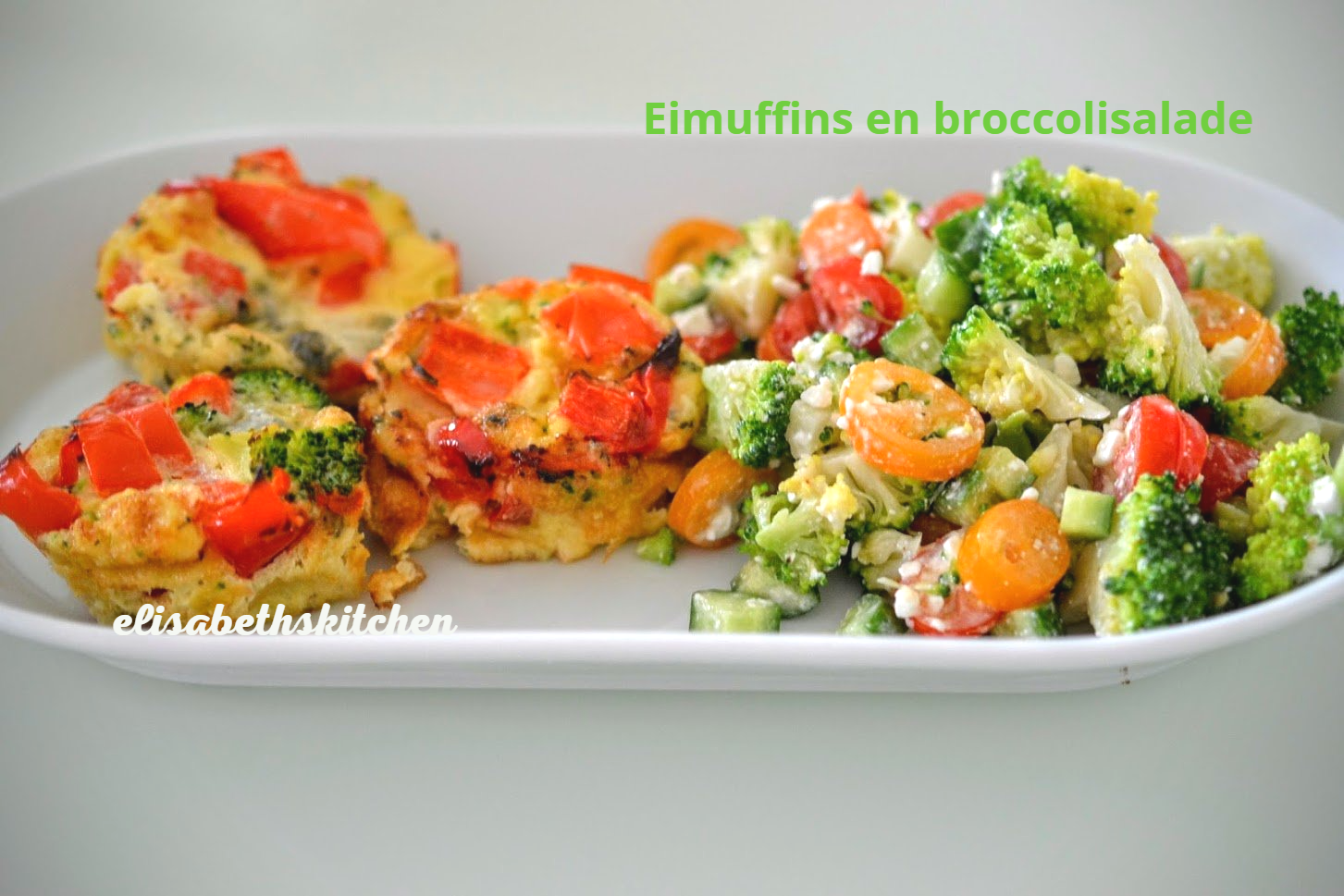 Eimuffins met rode tomaten, geserveerd met broccolisalade.