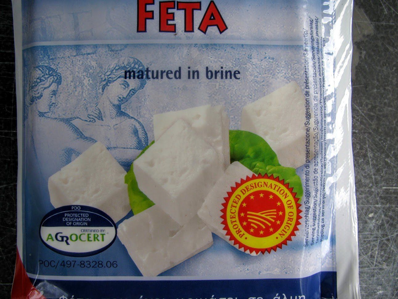 Verpakking met fetakaas, witte blokjes, met het opschrift 