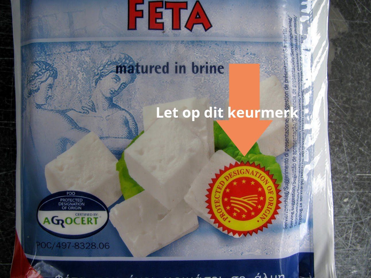 Verpakking van fetakaas met een oranje pijl die wijst naar een rood-gouden zegel met de tekst 