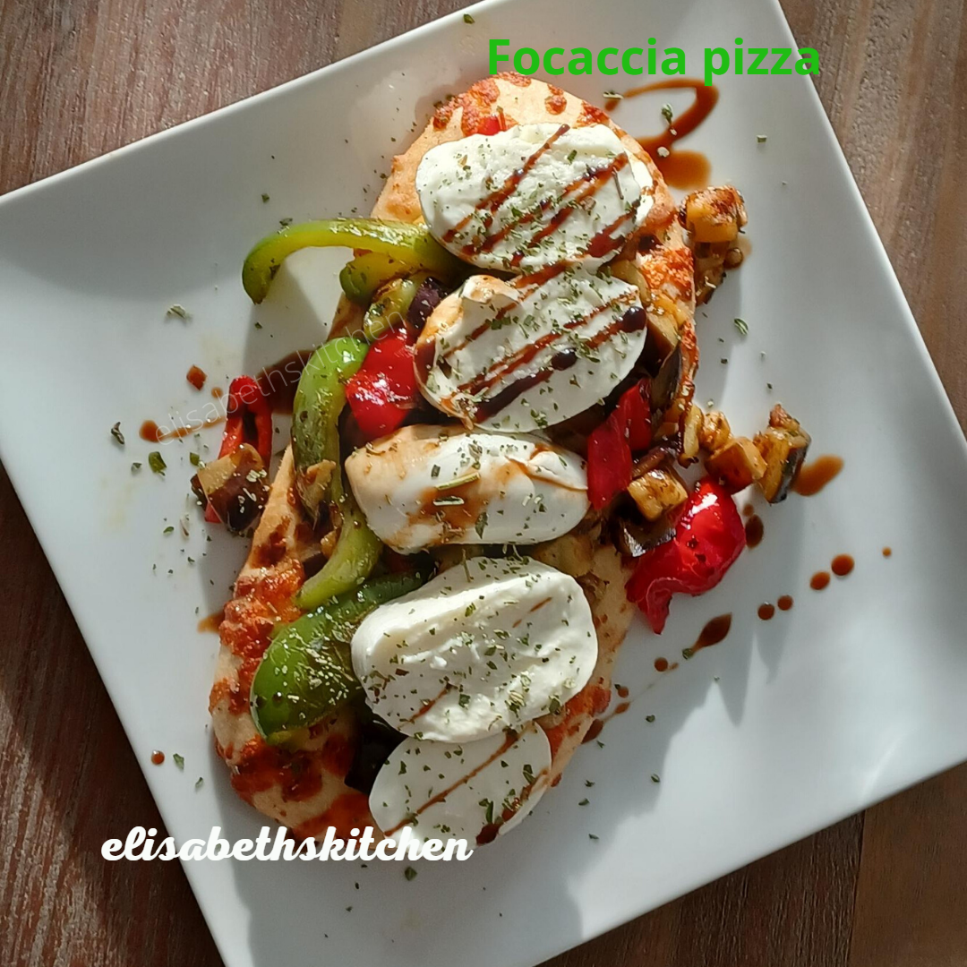 Focaccia pizza met mozzarella, paprika en balsamico glazuur op een wit bord.