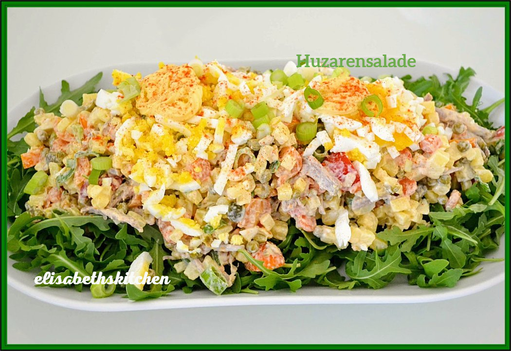 Huzaarensalade: Salade met groenten, eieren en kruiden op rucola.