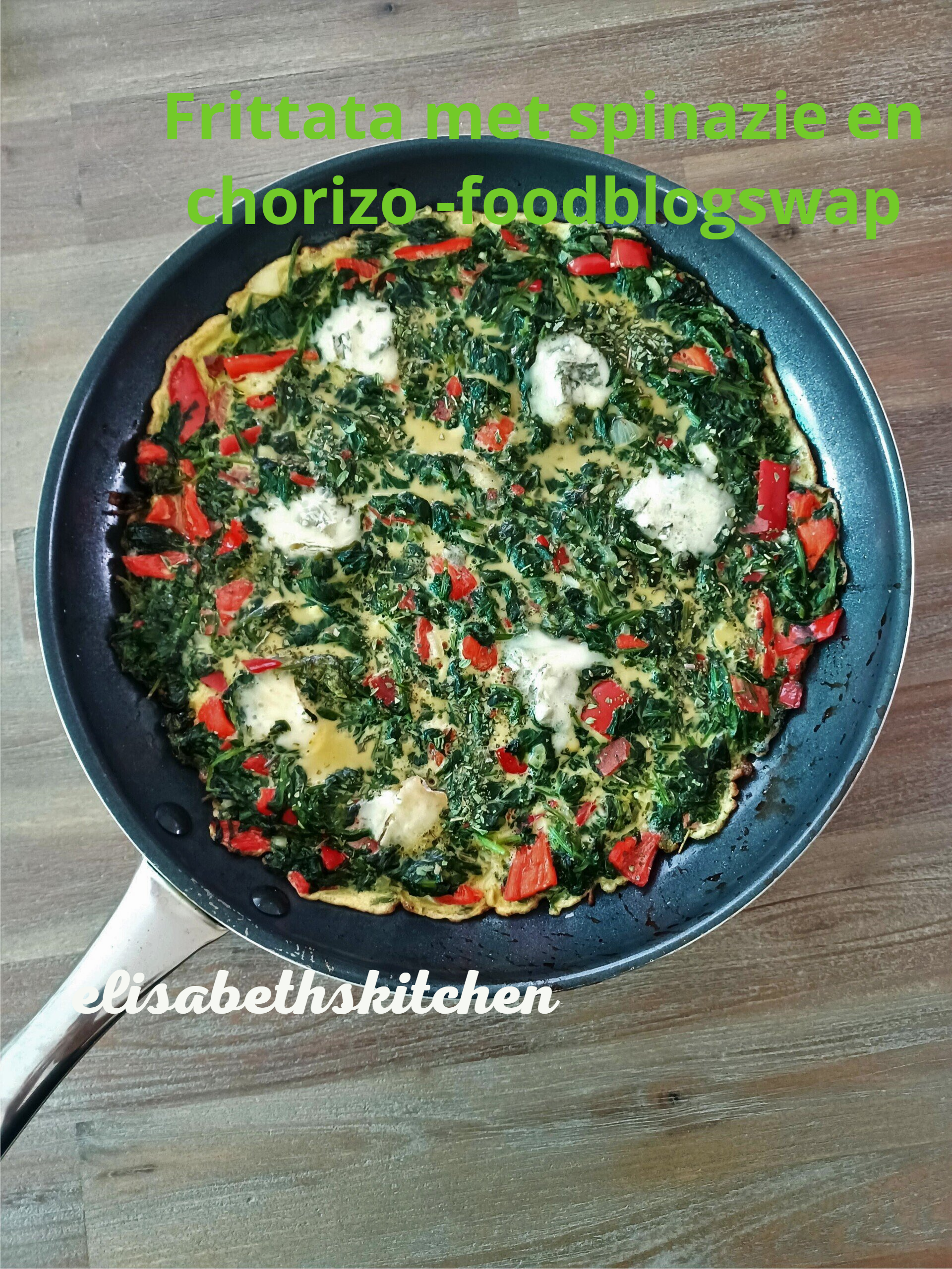 Frittata met spinazie, rode paprika en chorizo, gebakken in een pan.