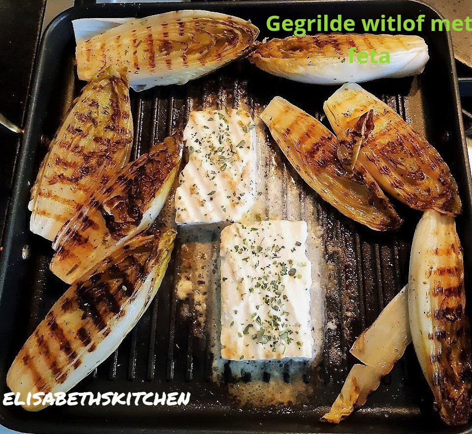 Gegrilde witlof met feta op een grillpan, tekst luidt: