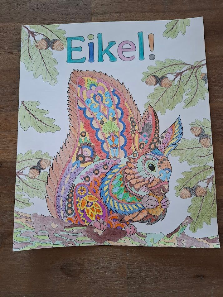 Kleurrijk versierde eekhoorn met de tekst