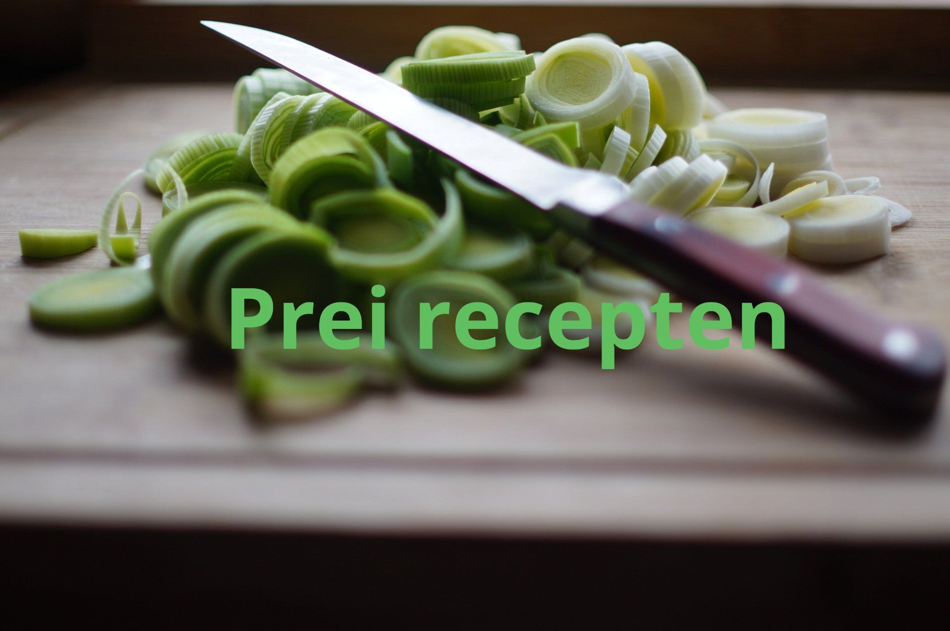 scroll snel door voor alle recepten Gesneden prei en een mes op een houten snijplank, met de tekst