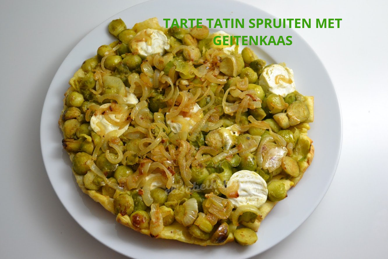Tarte Tatin met spruitjes en geitenkaas op een wit bord.