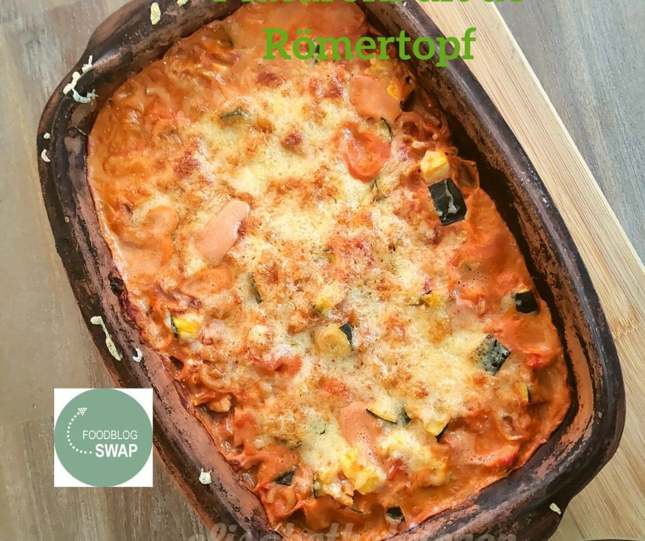 Ovengerecht in een bruine aardewerken pot; een romige, kaasachtige pasta met groenten.